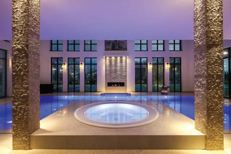 Faszinierendes Hallenbad mit Whirlpool - schwimmbad.de