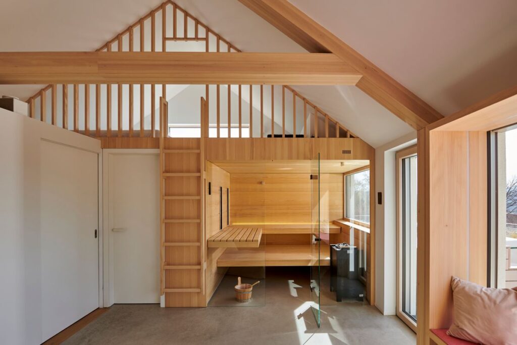 Helle Kugel Sauna aus Holz mit Glasfront unter dem Dach