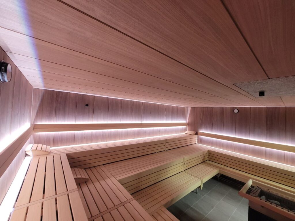 Innenverkleidung Nussbaum, warmweiße Beleuchtung zu öffentliche Sauna