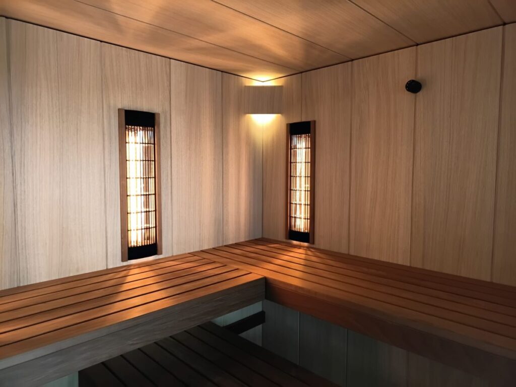Sauna mit Infrarot Heizung und Holzbank