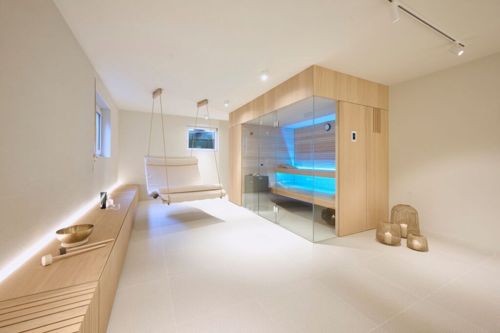 Kugel Sauna Wellnesstraum in Hemlock- Sauna mit hellem Holz und Ruheliegen in Innenraum