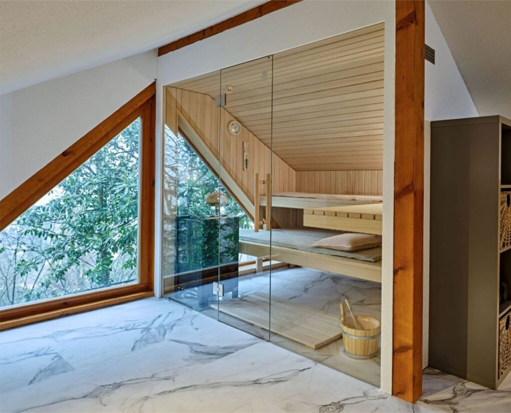 Sauna unter Dachschräge mit großem Fenster