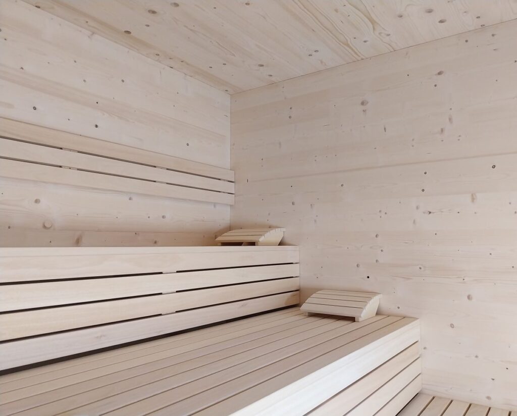 Massivholzsauna Innenansicht Kugel Sauna helles Holz