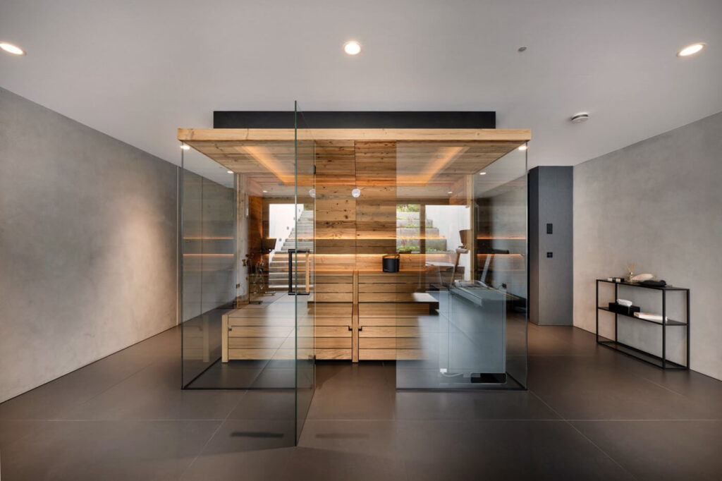 Corso Altholz Sauna innen dreiseitig verglast