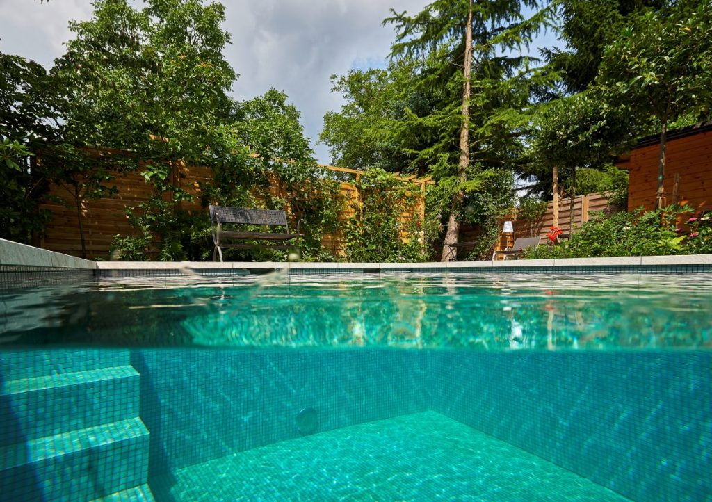 Pool im Garten unter Wasser Pool reinigen nach winter