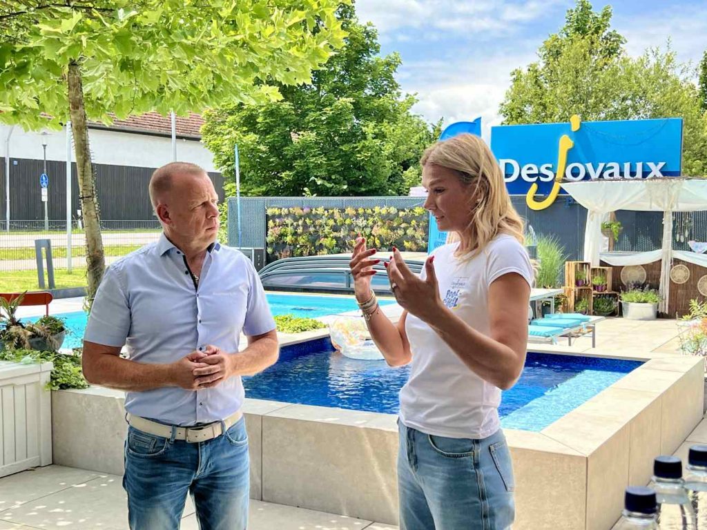 Axel Steinbach und Franziska van Almsick unterhalten sich lebhaft.