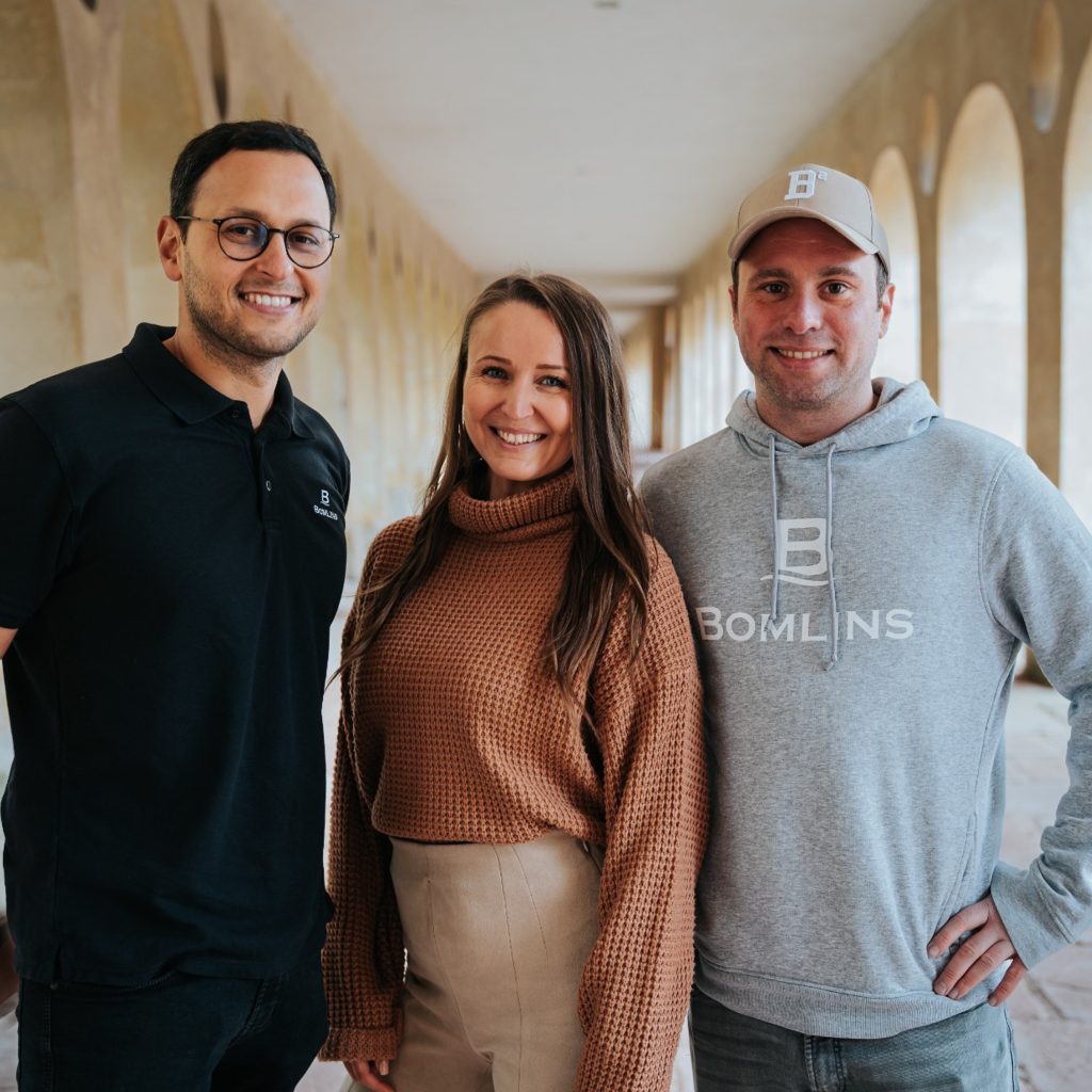 die drei Gründer von Bomlins, die mit ihrer Firma Handtücher herstellen