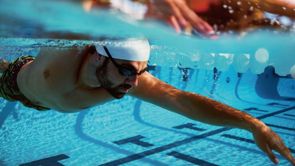 Fairland Schwimmer unter Wasser