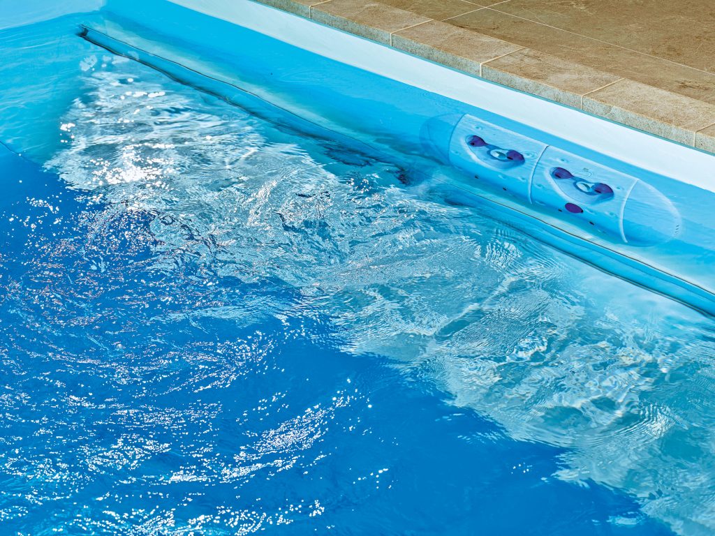 Mit Gegenstromanlage, einer Schwalldusche, der integrierten Beleuchtung und Unterflurrollladen wurde das aus PPCM gefertigte SkimmerBecken sehr komfortabel ausgestattet.