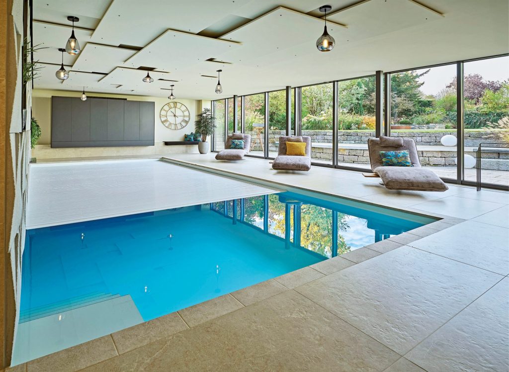 Die Unterflur-Rollladenabdeckung mit PVC-Lamellen ist sowohl hygienisch, als auch energetisch und optisch ein großes Plus.