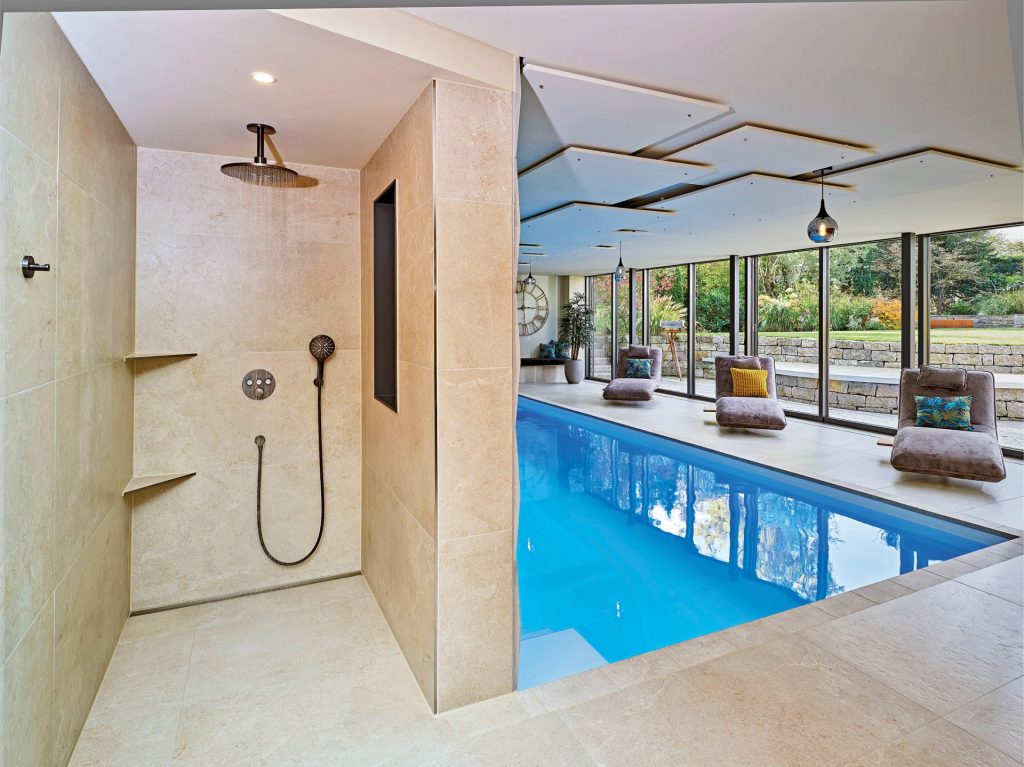 Ob vor dem Schwimmen oder nach
dem Saunagang: Die Regendusche ist
nicht nur praktisch, sondern bewirkt
einen zusätzlichen Wohlfühlfakto