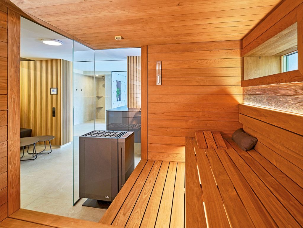 Platz nehmen, bitte:
Die innen mit hellem
Thermo-Espenholz
ausgekleidete Sauna
von Corso lädt vor
und nach einem
Poolbesuch zur
wohltuenden
Schwitzkur ein.