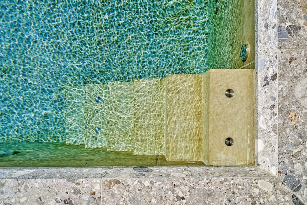 Pool mit Betontreppe