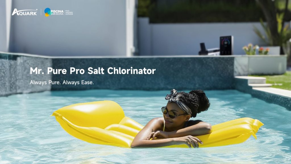 Frau im Pool mit gelber Luftmatratze