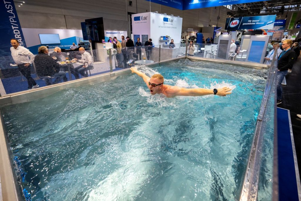 Swim Spa mit Schwimmer auf der Messe