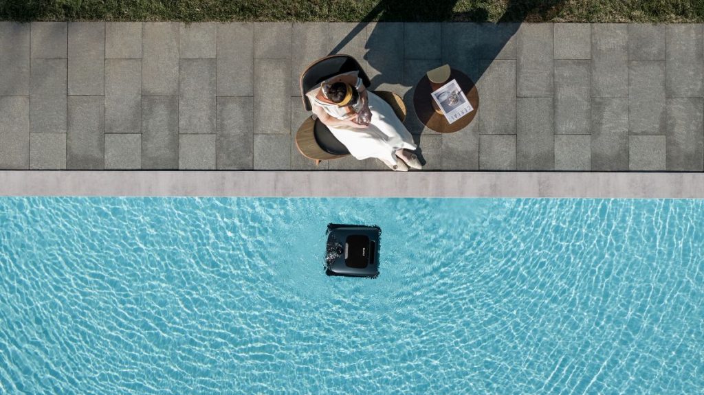 beatbot Frau am Pool von oben