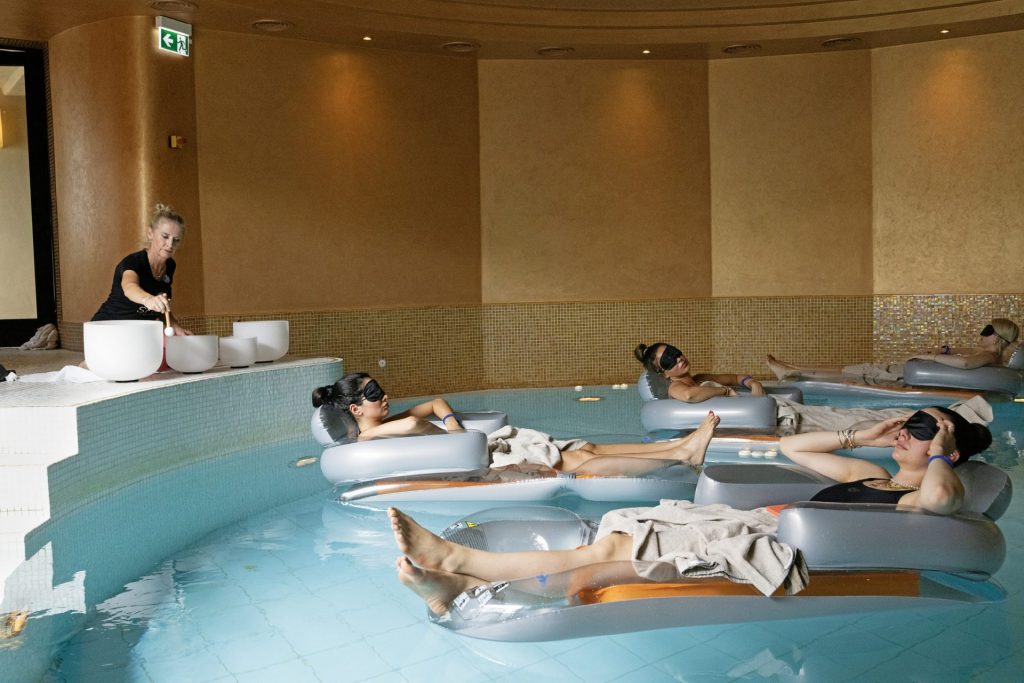 Auf dem Wasser regenerieren beim Floating Sound Bath