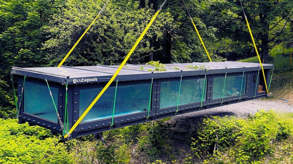 CubePools Anlieferung von Containerpool mit Kran