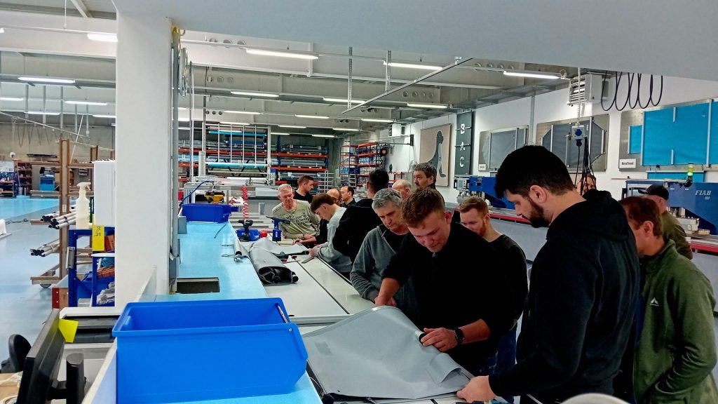 Schulung BAC Werkshalle in Ettlingen. Teilnehmer bei der Praxis