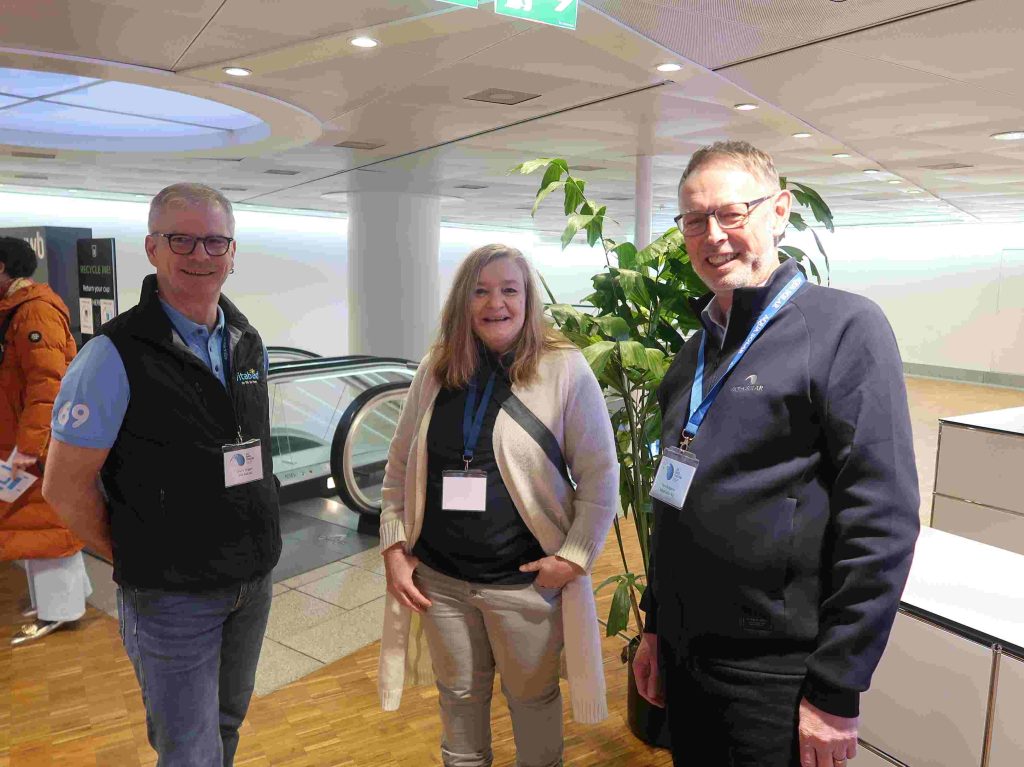 Zwei Männer und eine Frau bei der AS Infotagung in Basel.