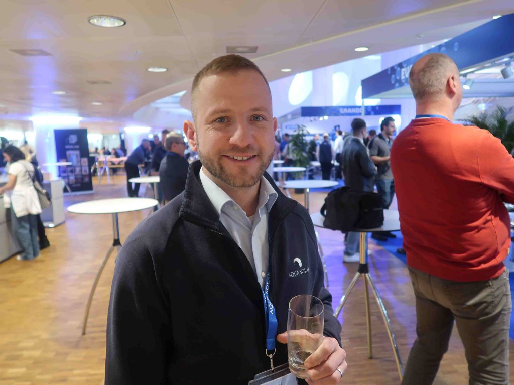 Mann bei der Infotagung der Aqua Solar in Basel.