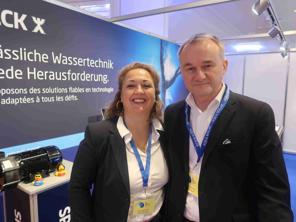 Mann und Frau am Stand der Firma Speck auf der Infotagung in Basel.