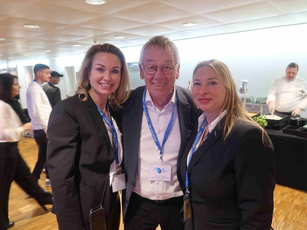 Zwei Frauen und ein Mann bei der AS Infotagung in Basel.
