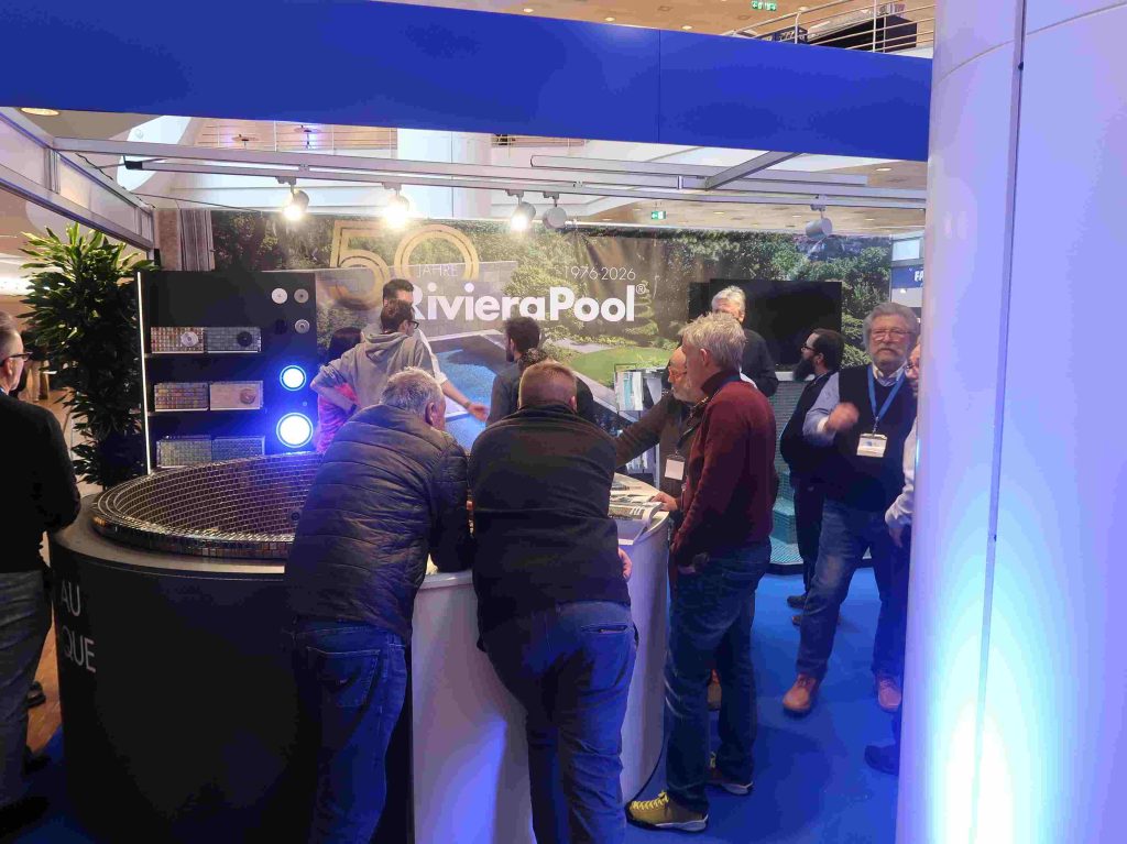 Männer stehen um einen Whirlpool am Stand von Riviera Pool.