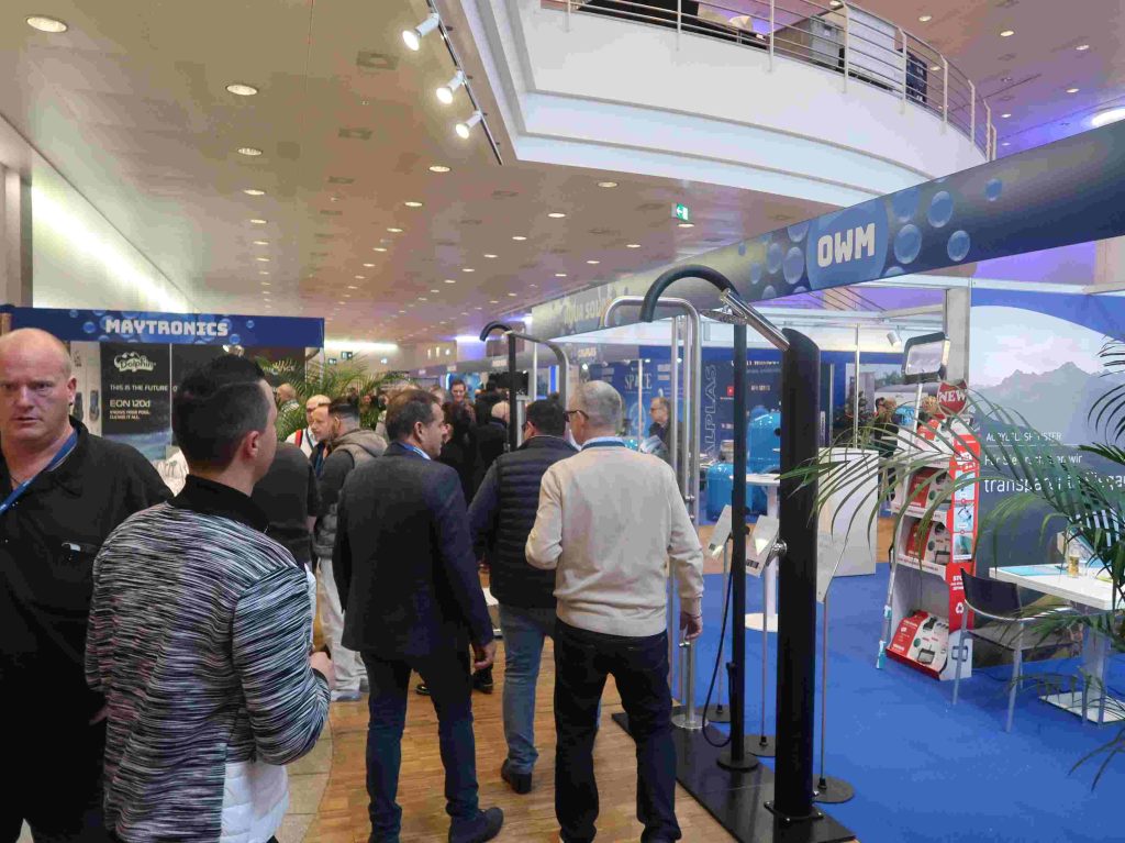 Außendusche vor dem Stand von OWM.