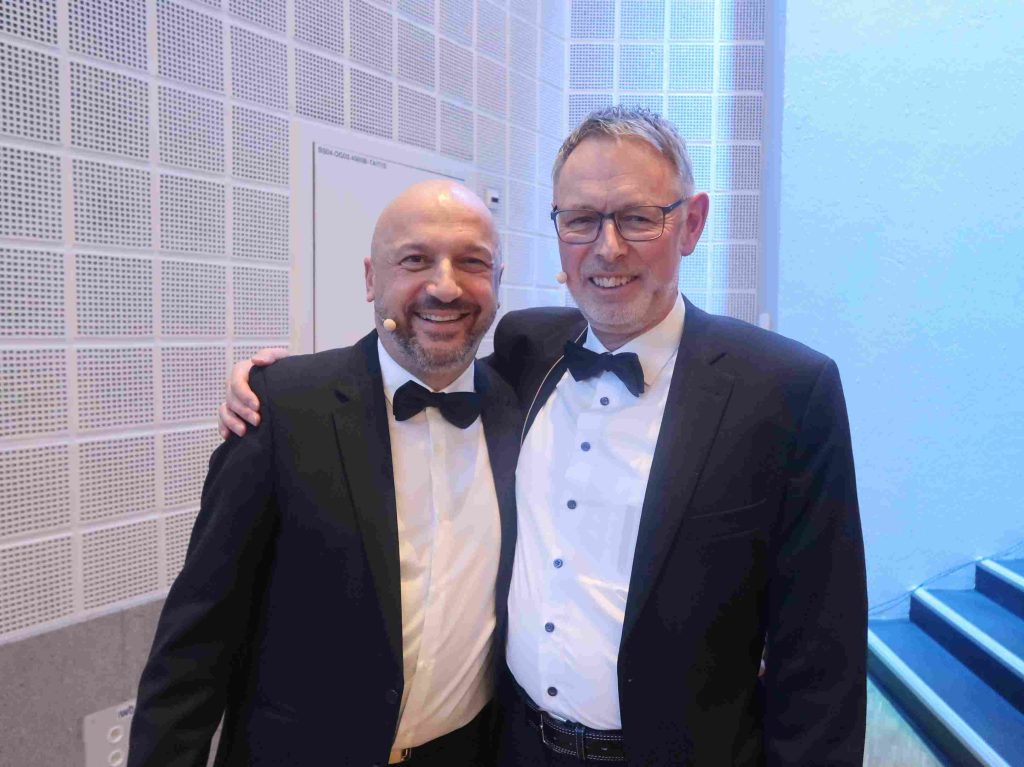 Die beiden Geschäftsführer Domenico Conte und Yves Burgener im schwarzen Anzug mit Fliege bei der AS Infotagung.