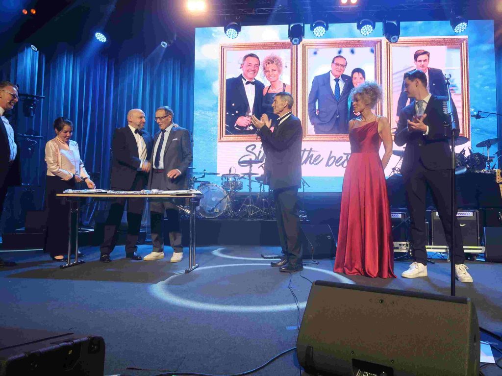 Die Familie Graf bei der Überreichung der Jubiläumsgeschenke auf der Bühne.