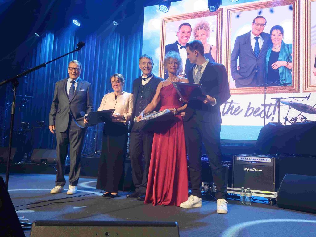 Die Familie Graf bei der Überreichung der Jubiläumsgeschenke auf der Bühne.