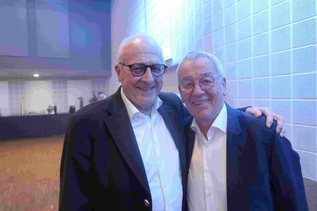 Zwei ältere Herren im Anzug