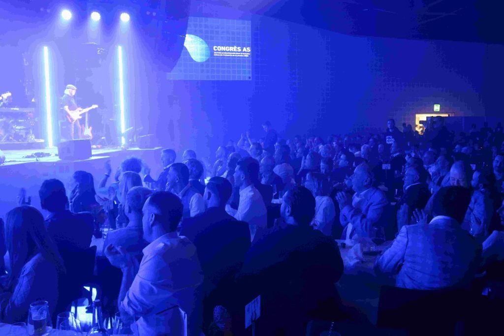 Die Rockband liefert eine Show auf der Bühne und das Publikum feiert.