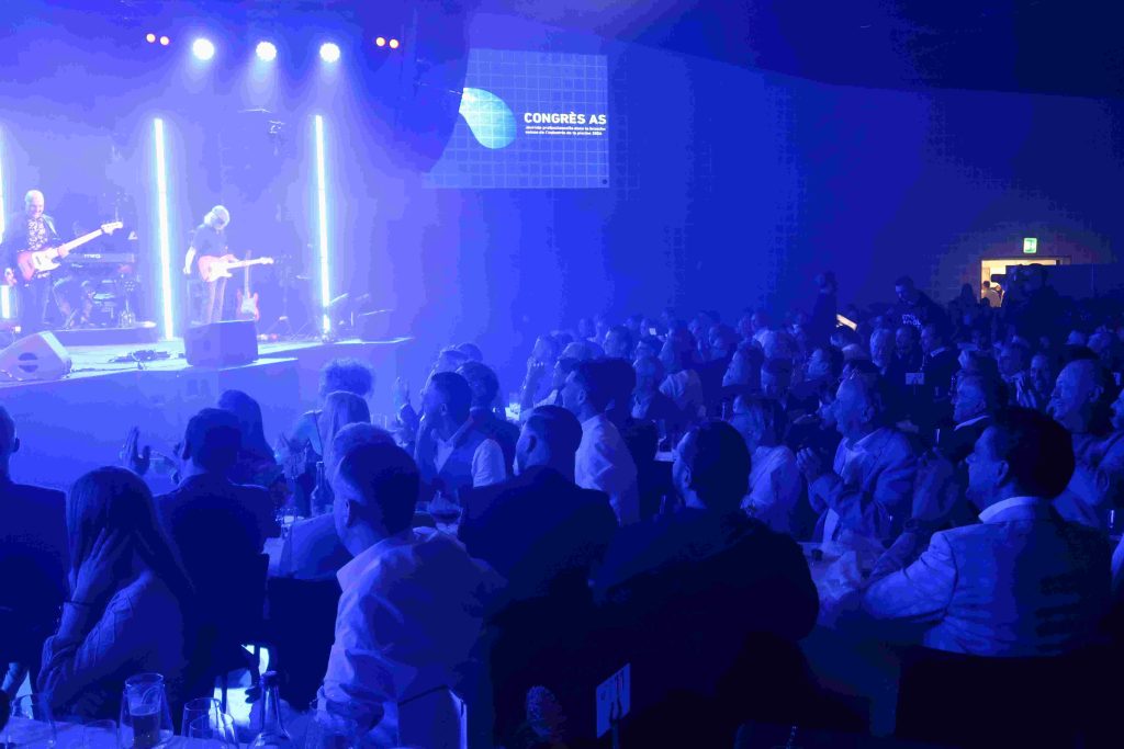 Die Rockband liefert eine Show auf der Bühne und das Publikum feiert.