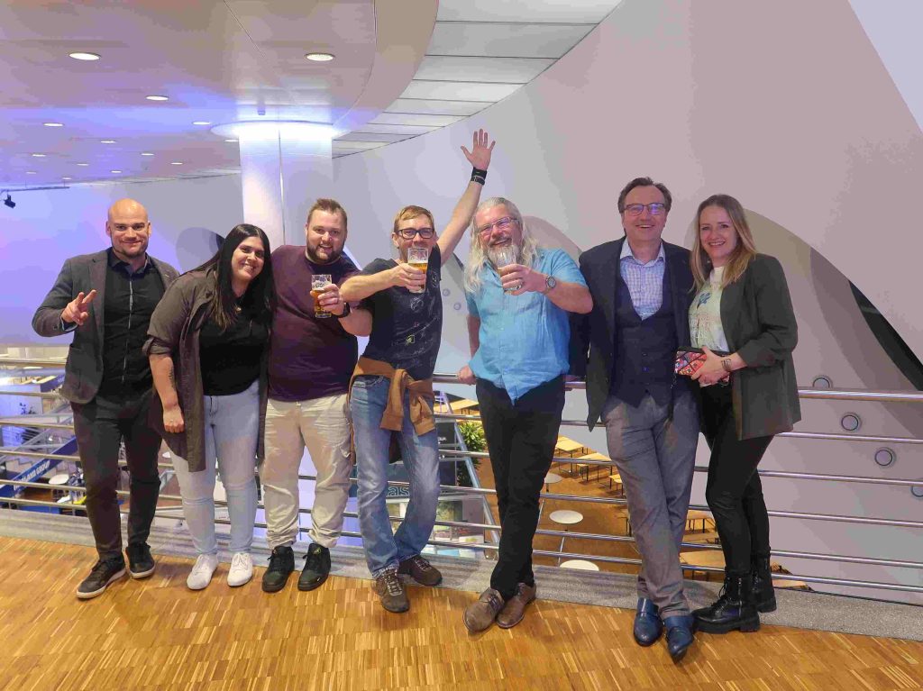 Gruppenbild von Menschen in Feierlaune.