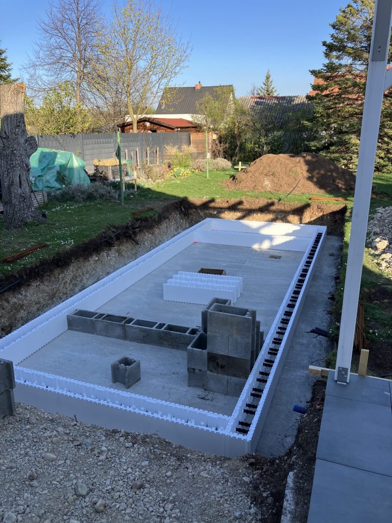 Styroporpool im Aufbau