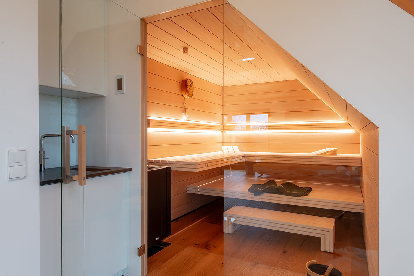 Sauna aus in Stäbchenoptik aus Holz mit Glasfront 