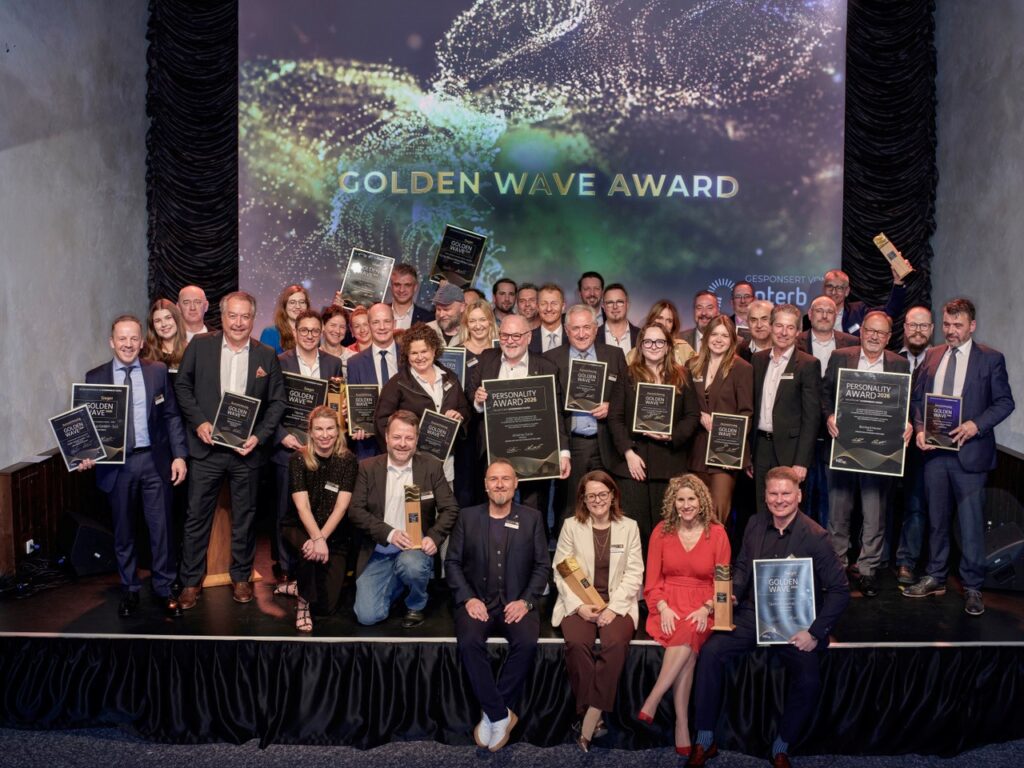 Ein Gruppenbild aller Gewinner des Golden Wave 2026.