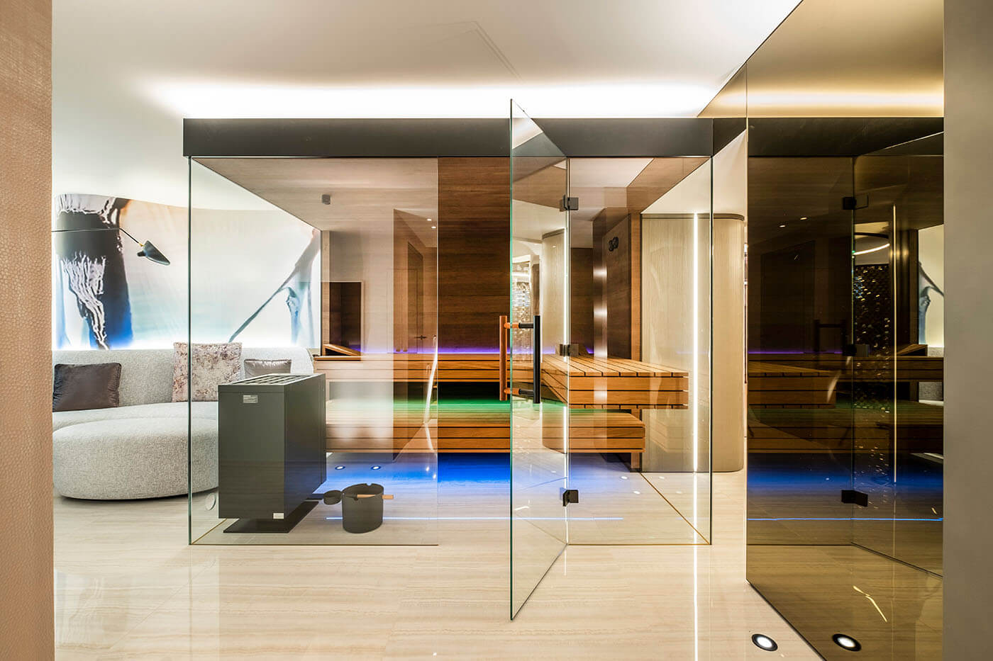 Sauna aus in Stäbchenoptik aus Holz mit Glasfront 