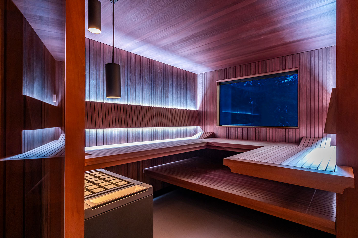 schicke Altholzsauna mit viel Glas im Innenraum