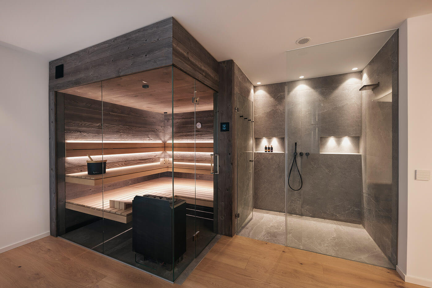 Sauna aus in Stäbchenoptik aus Holz mit Glasfront 