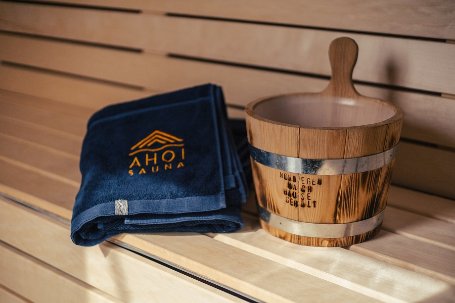 Eine Detailaufnahme des Handtuch und des Eimers mit der Schöpfkelle.