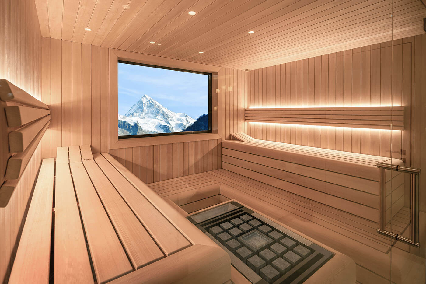 schicke Altholzsauna mit viel Glas im Innenraum