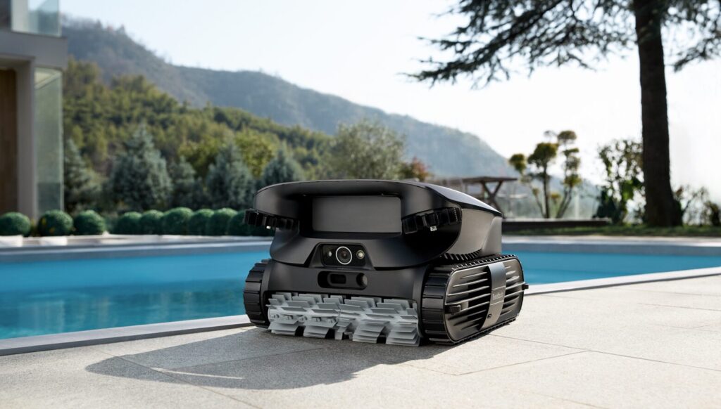 Ein Poolreiniger am Becken