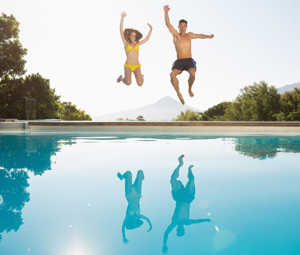 Menschen springen in den Pool