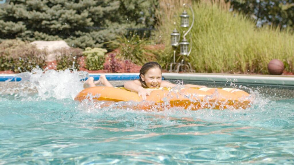 Mädchen im Pool auf einem Gummireifen pentair