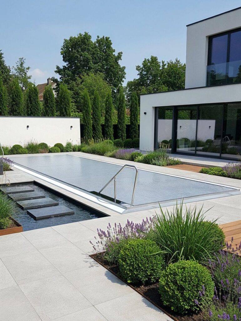 WaterBeck Pool mit Abdeckung vor Haus im Bauhaus Stil