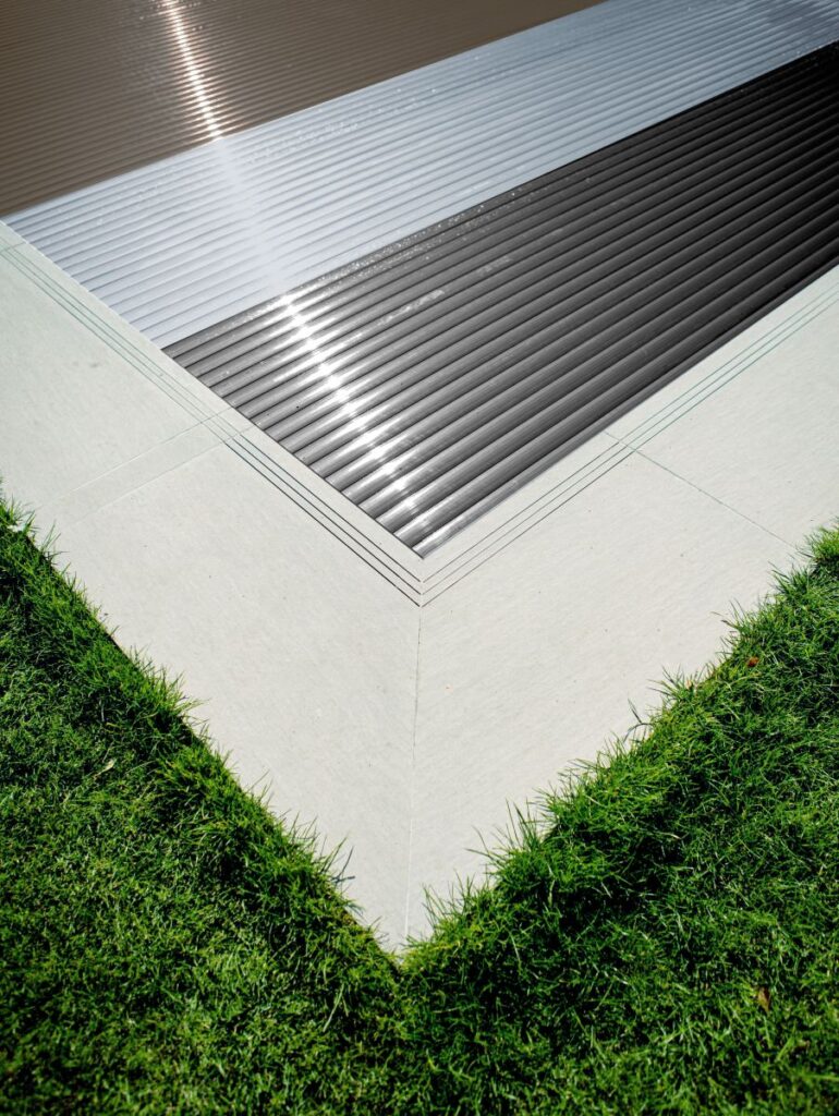 WaterBeck Poolabdeckung in den Farben gold titanium schwarz solar