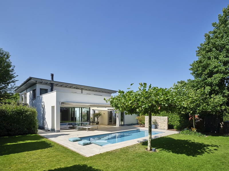 Wohnhaus, Pool und Garten fügen sich zu einem harmonischem Bild zusammen.